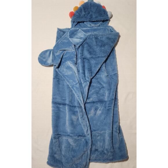 pillowfort  pom hooded blanket. - Picture 4 of 10